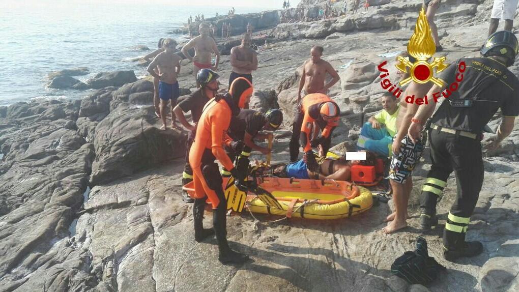Cade agli "Scogli piatti", giovane bagnante soccorso
