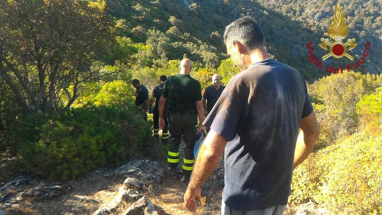 I vigili del fuoco che hanno trovato e soccorso l'escursionista (foto Mario Rosas)
