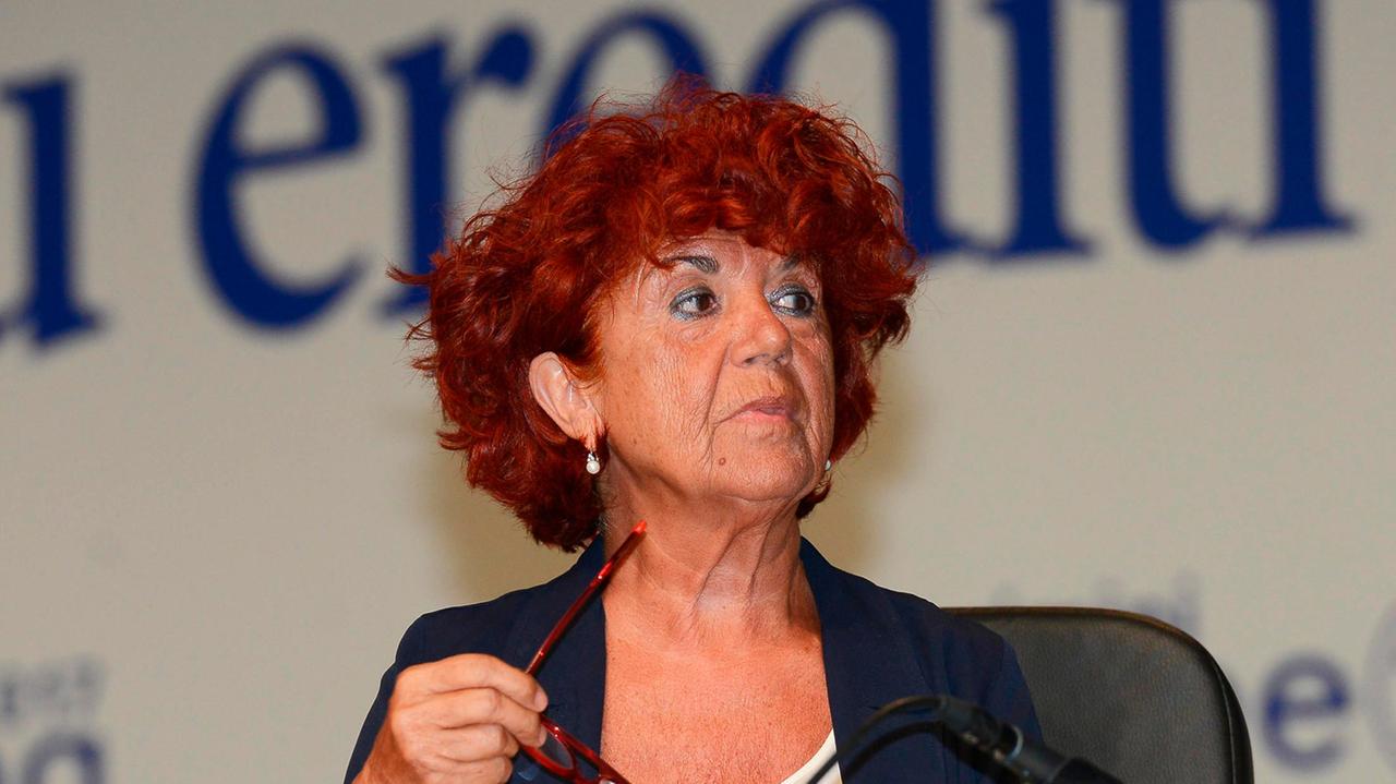 La ministra Fedeli: "Invierò ispettori a Carrara per il professore Bianchi"