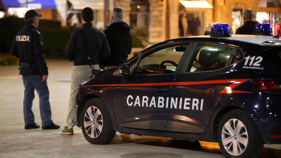 Comprava di tutto ma pagava con assegni rubati o a vuoto