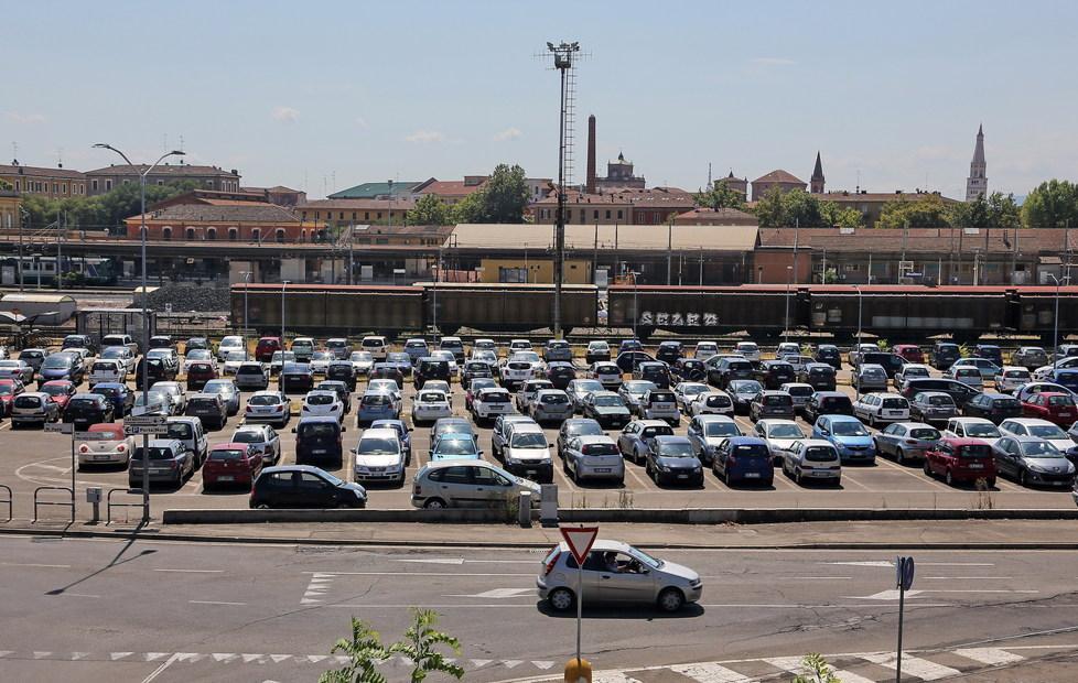 In via Fanti una nuova area per bici e bus 