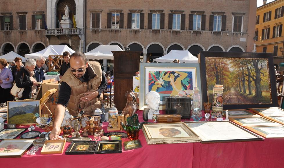 Nel cuore del centro apre il mercato antiquario