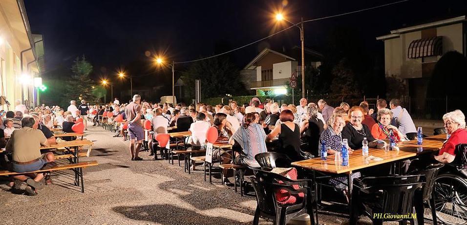 Folla alla “Pizza per il cuore” Cene all’aperto pro biblioteca