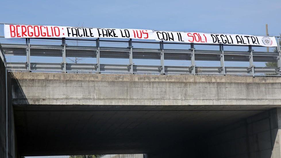 Reggio Emilia, striscione di CasaPound contro Papa Francesco