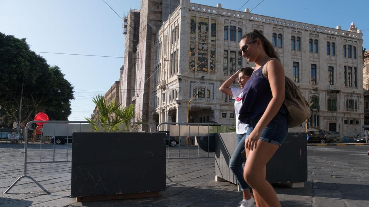 Le barriere di cemento anche nelle strade dell’isola