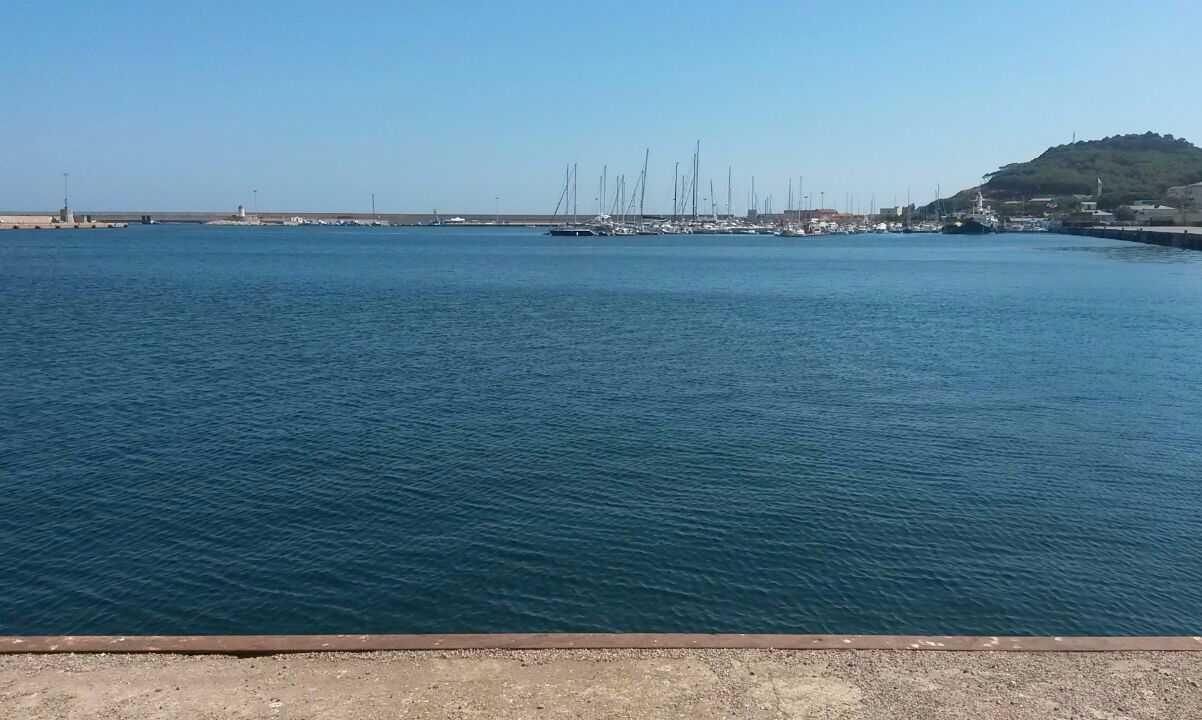 Al porto miasmi e acqua sporca