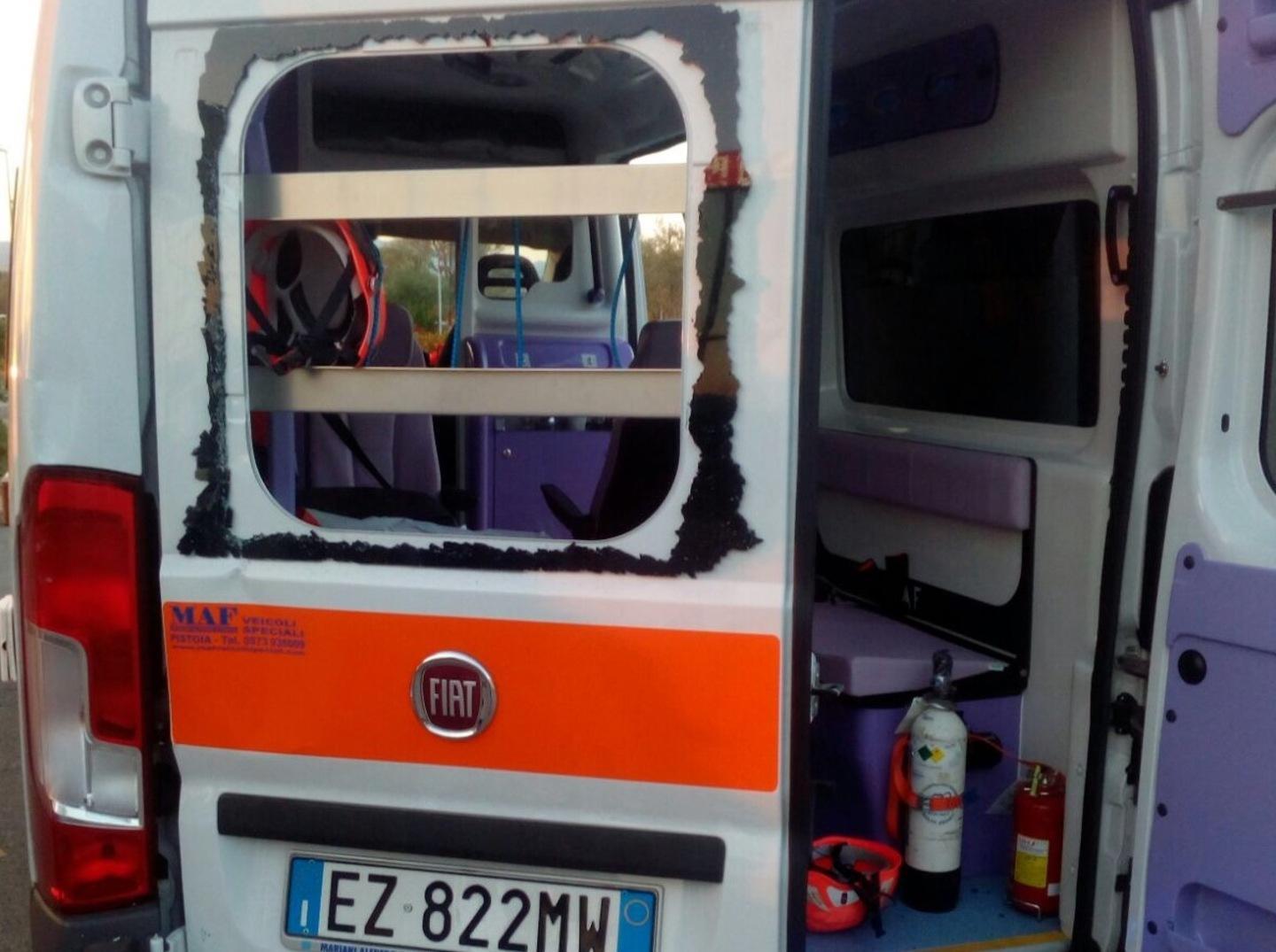 I volontari lo soccorrono, lui li aggredisce: denunciato 