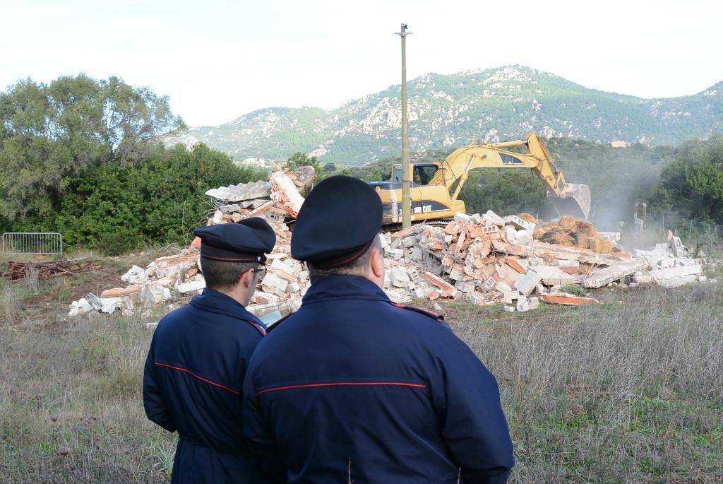 Cemento selvaggio, 46mila abusi edilizi nell'isola ma le ruspe ora sono ferme 