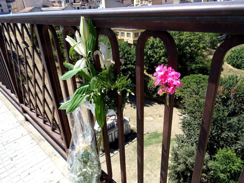 Il fiore in memoria dell'ultima vittima del ponte di Rosello