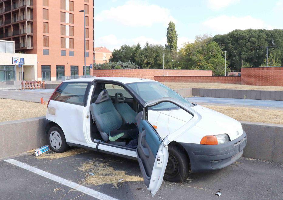 Due auto usate come dormitori di fortuna