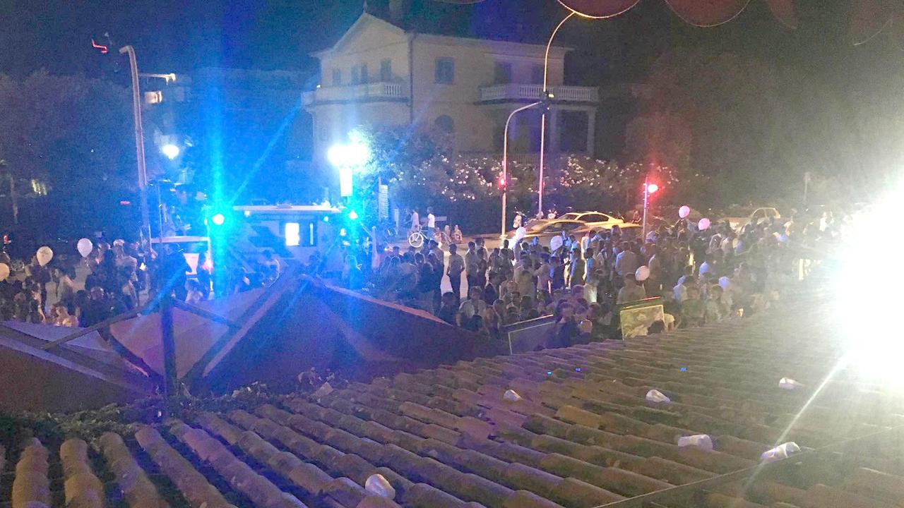 La folla davanti al locale