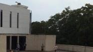 Ex cinema Odeon, ragazzi in bilico sul tetto della struttura rimasta vuota