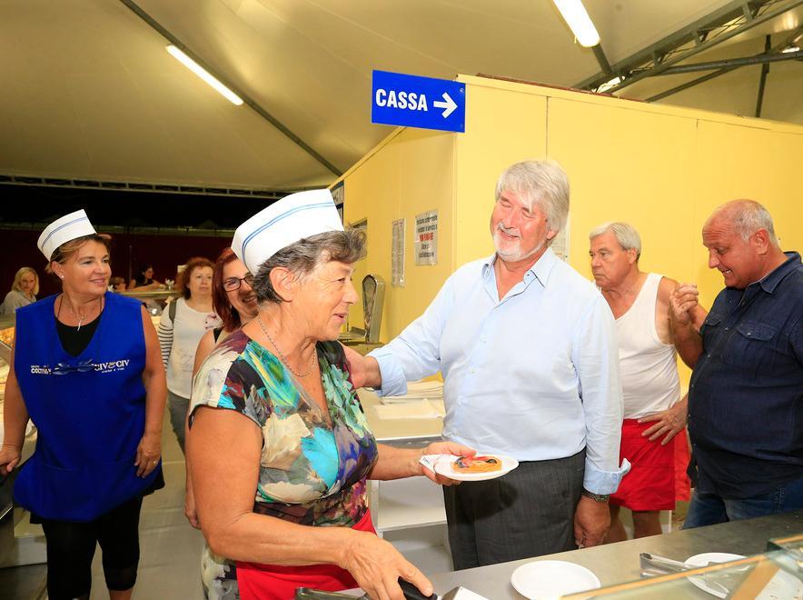 Modena, il ministro Poletti: «Con gli sgravi ripartiranno le assunzioni» 