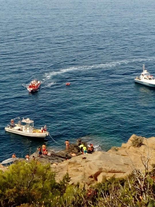 Donna cade sugli scogli e si ferisce alla testa