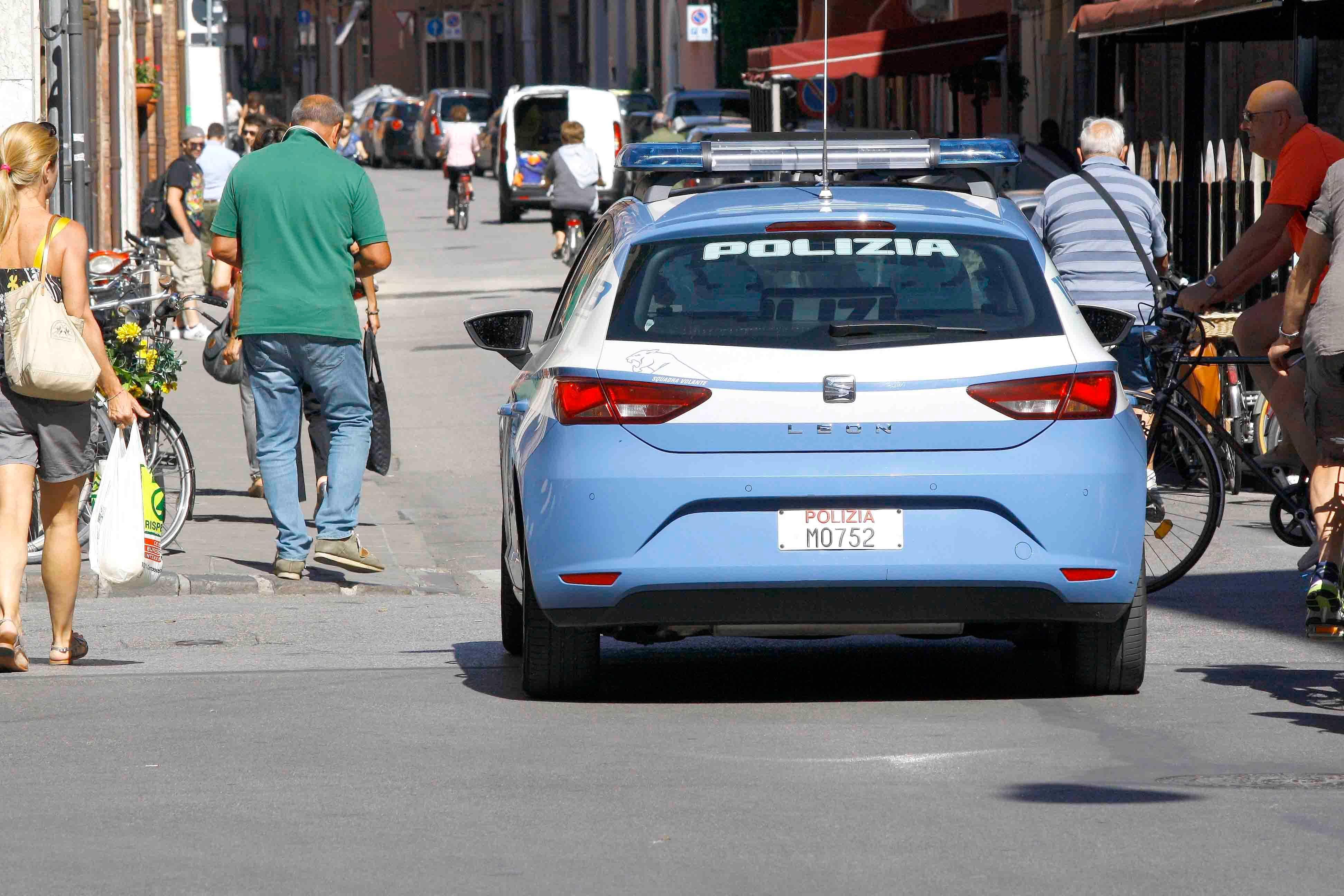 Presta la sua bici agli agenti per inseguire uno spacciatore