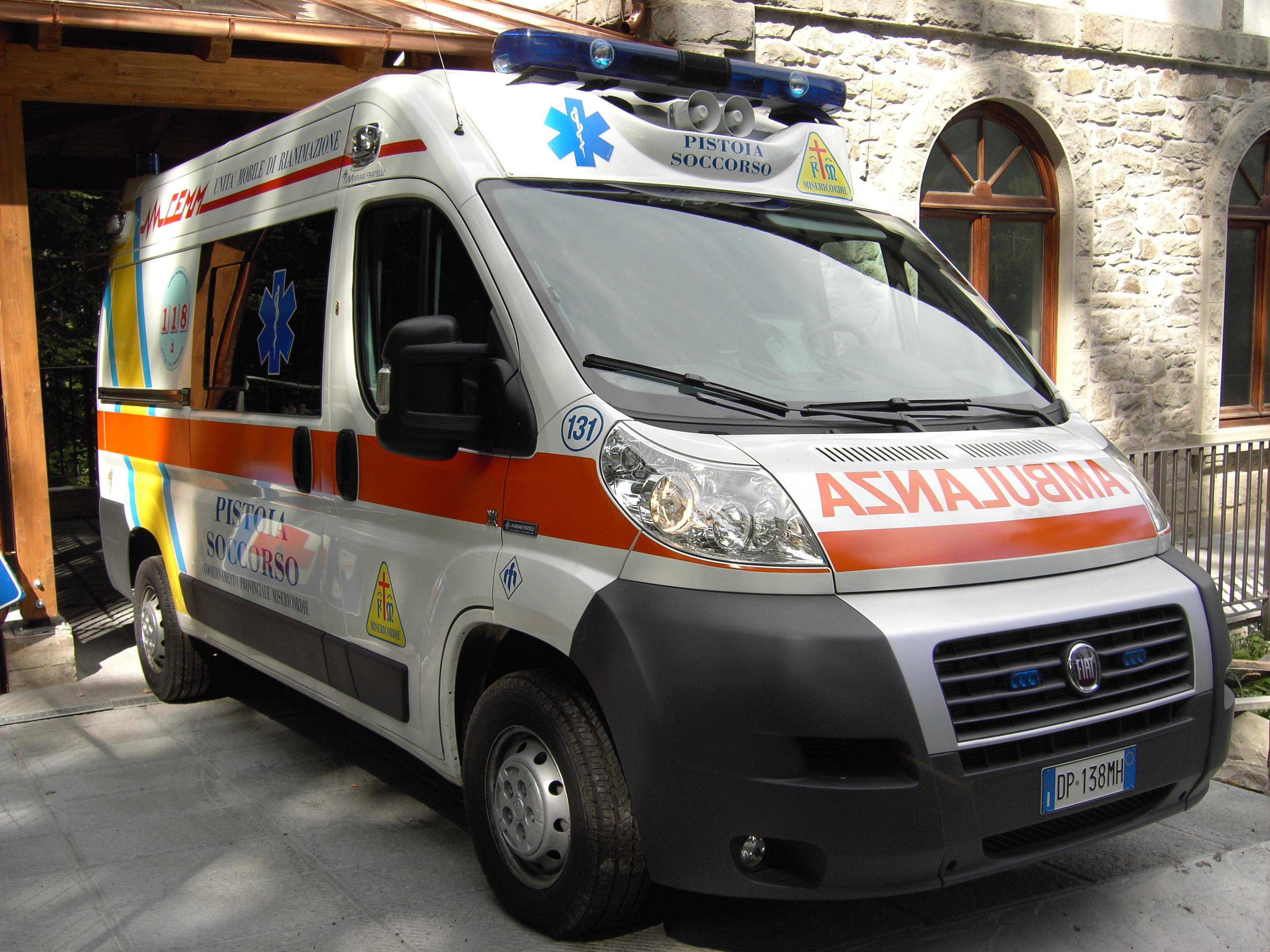Un'ambulanza di Pistoia soccorso ad Abetone
