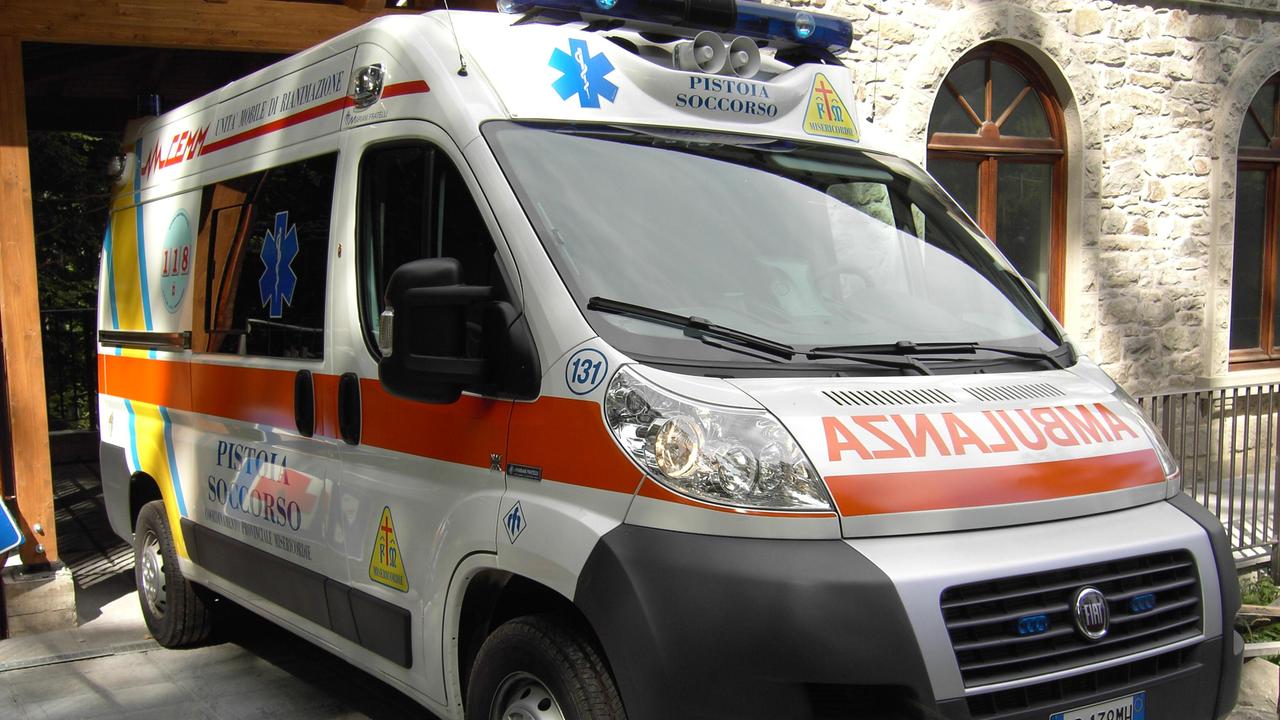 Un'ambulanza di Pistoia soccorso ad Abetone
