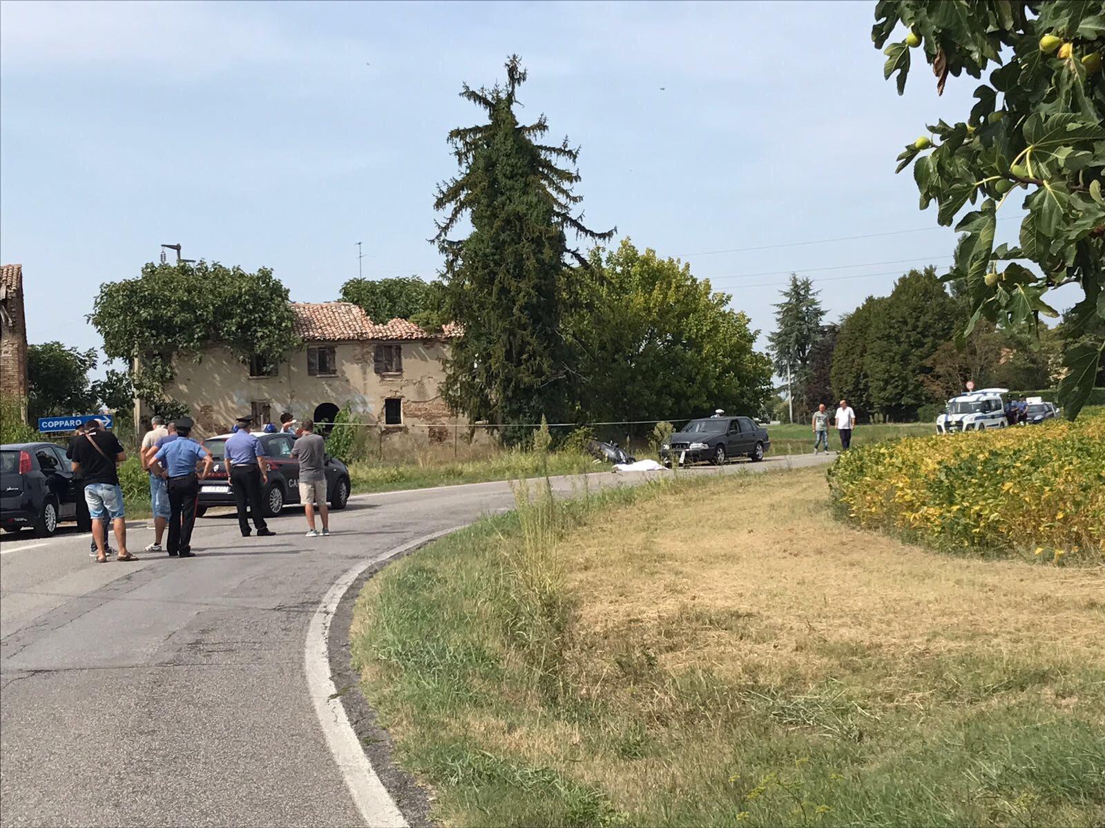 Forze dell'ordine e soccorritori sul luogo dell'incidente