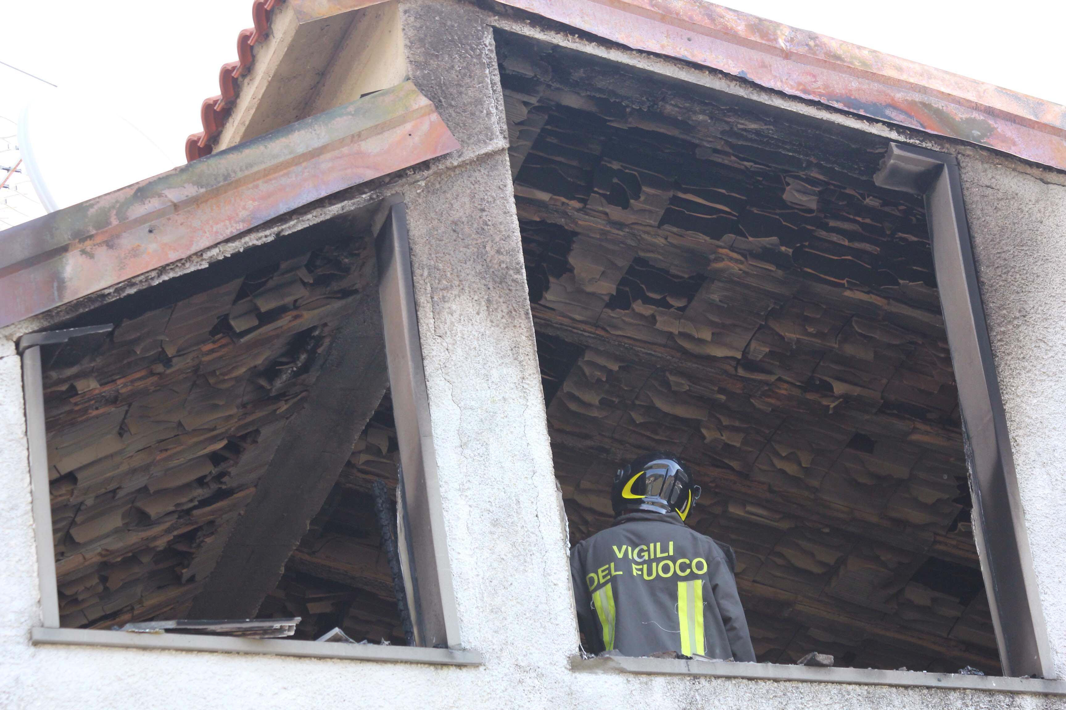 Due morti nell'incendio di una palazzina alla Tignamica - Video - Foto