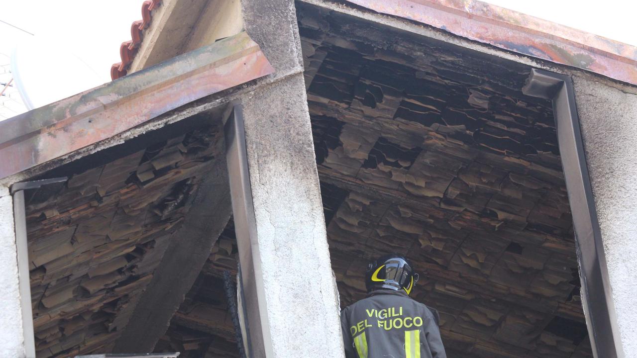Due morti nell'incendio di una palazzina alla Tignamica - Video - Foto