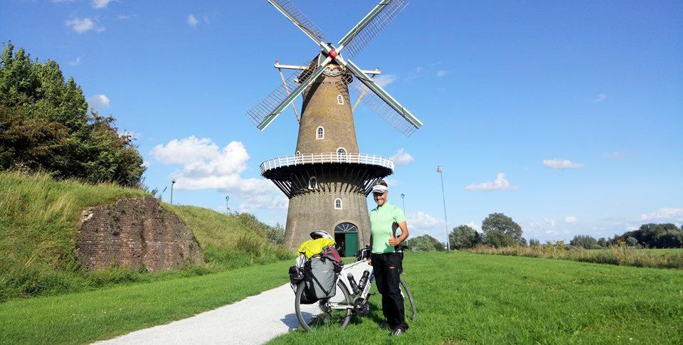 Da Cadelbosco Sotto a Rotterdam in bici ma poi gliela rubano