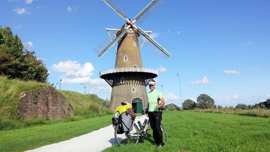 Da Cadelbosco Sotto a Rotterdam in bici ma poi gliela rubano