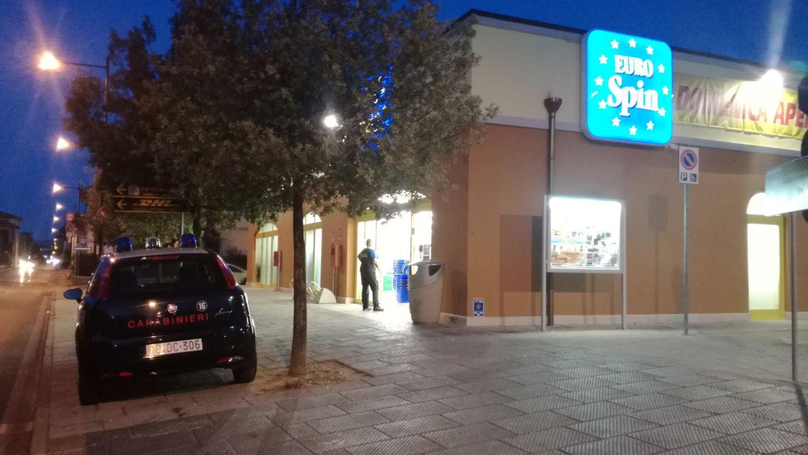 Il supermercato preso di mira da un bandito