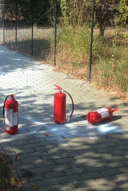 Tre estintori “scaricati” nel parco 