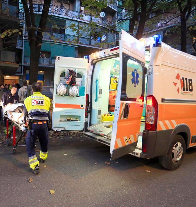 Via Emilia Est, schianto tra scooter e auto: un 65enne ferito e ricoverato a Baggiovara