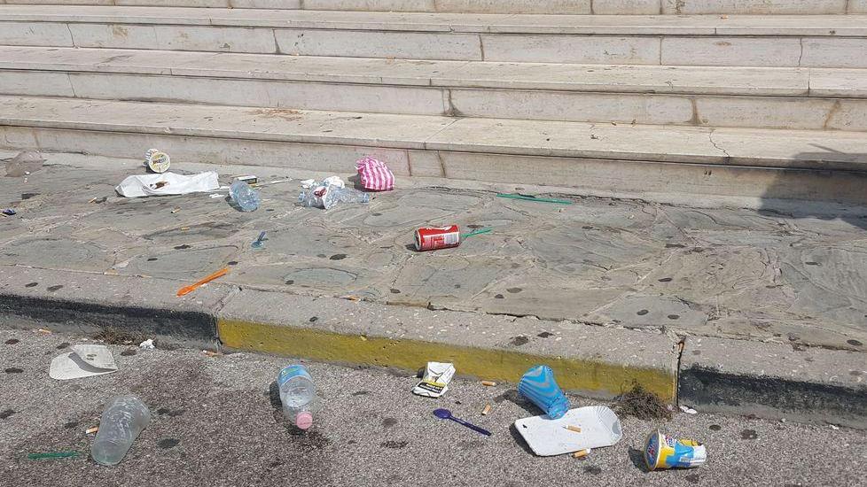 Sporcizia davanti al municipio