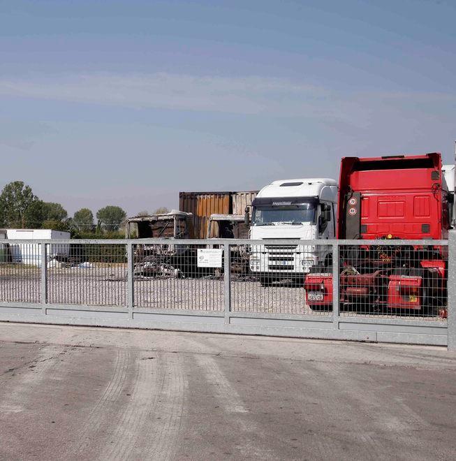 Sfugge al rogo che distrugge due camion 