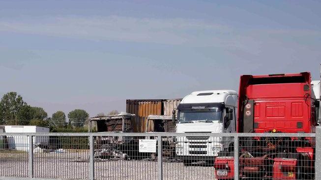 Sfugge al rogo che distrugge due camion