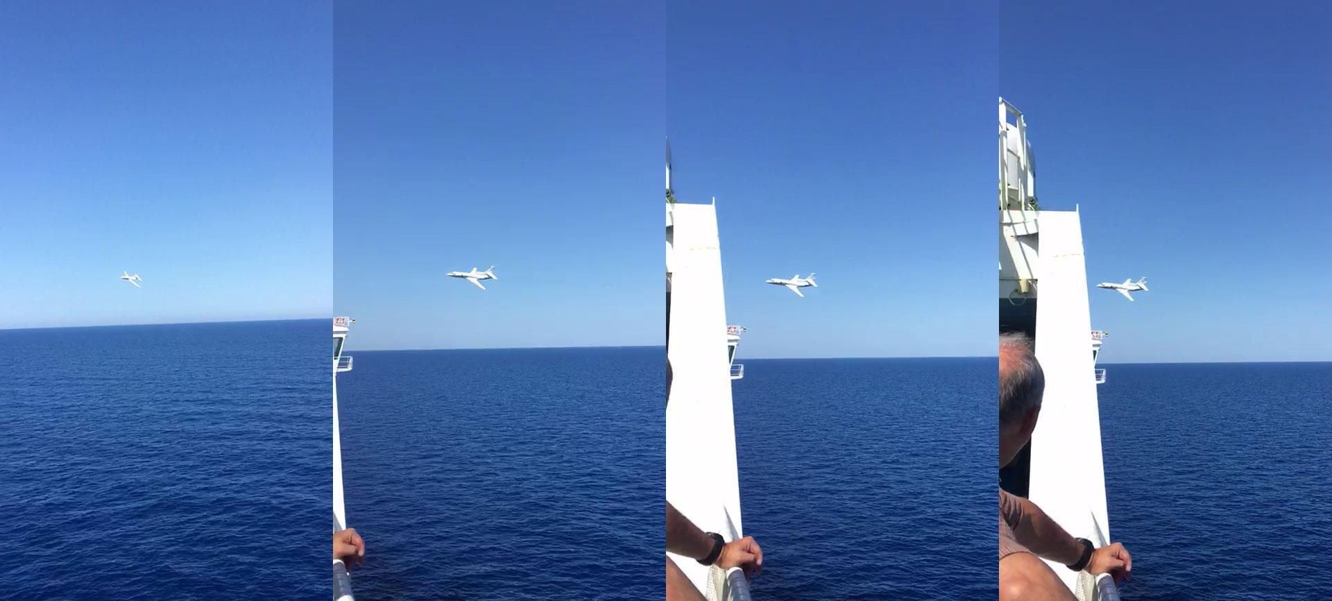 Una sequenza dell'avvicinamento del jet alla nave