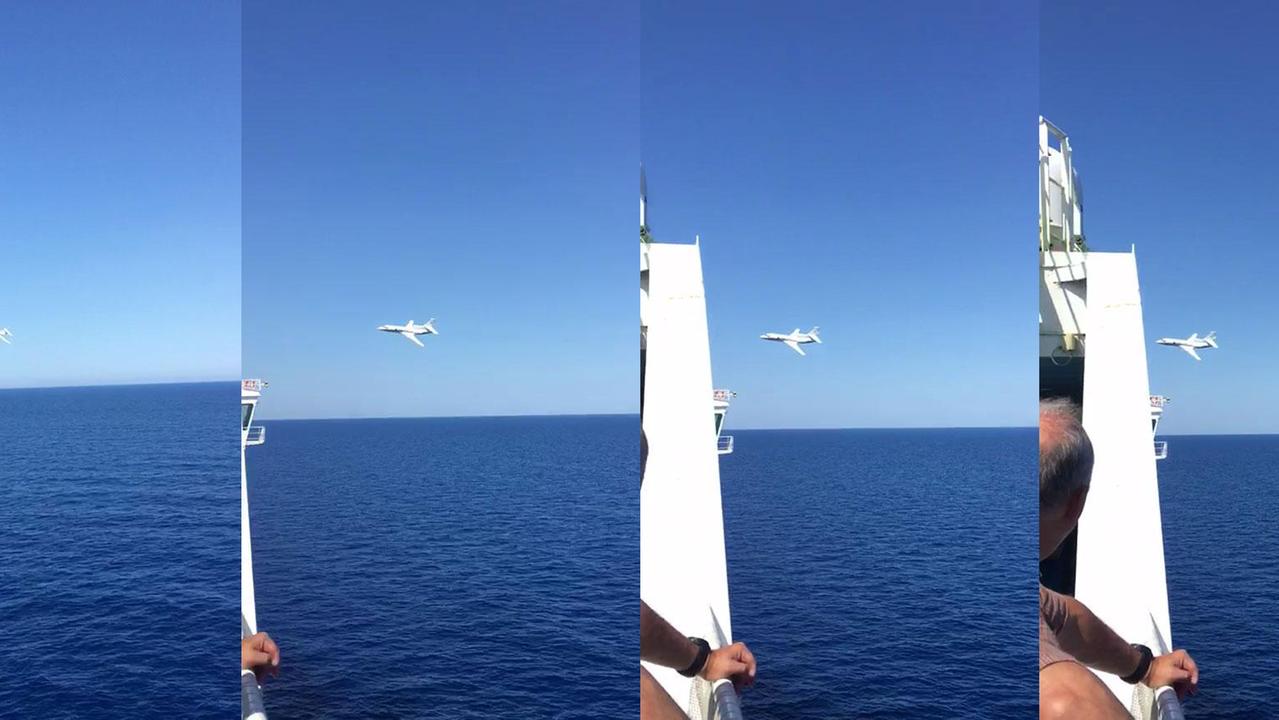 Una sequenza dell'avvicinamento del jet alla nave