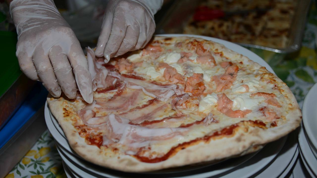 Pagata a voucher per un anno in una pizzeria - L'inchiesta