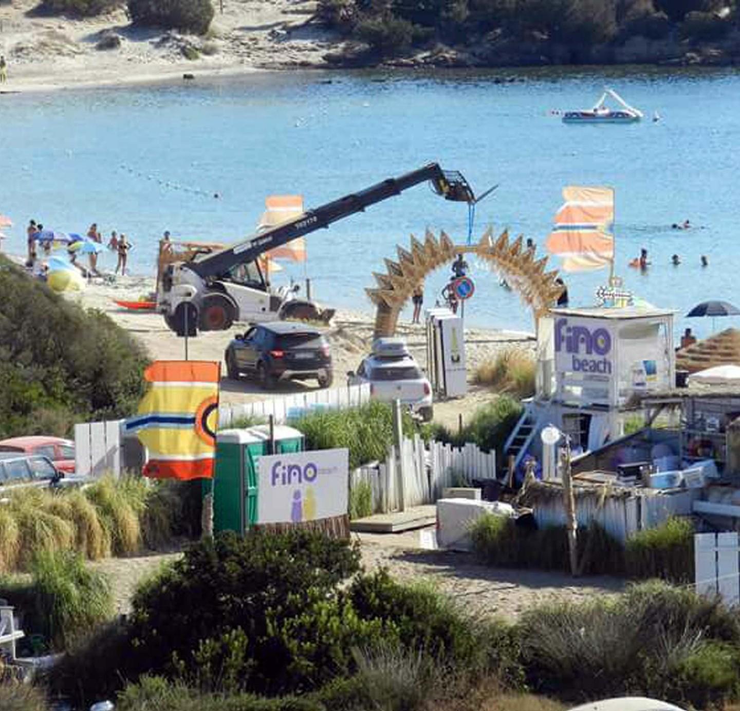 Golfo Aranci, le ruspe in riva al mare per la festa a Cala Sassari 
