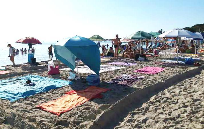 Stintino, muraglie di sabbia alla Pelosa per tenere a distanza gli altri bagnanti