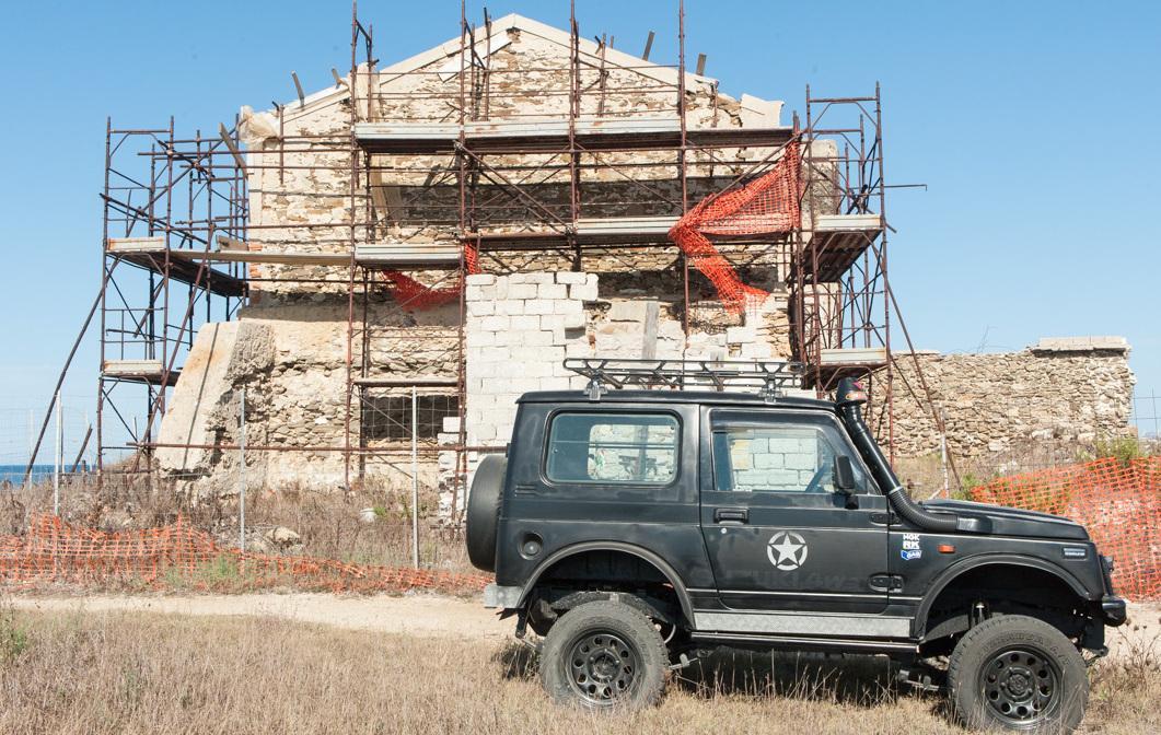 Vandali al volante a Stintino, col fuoristrada fino alla torre delle Saline