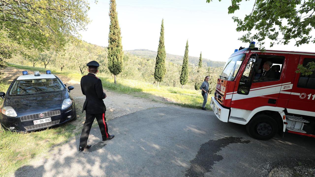 Carabinieri e vigili del fuoco in attività di ricerca (archivio)