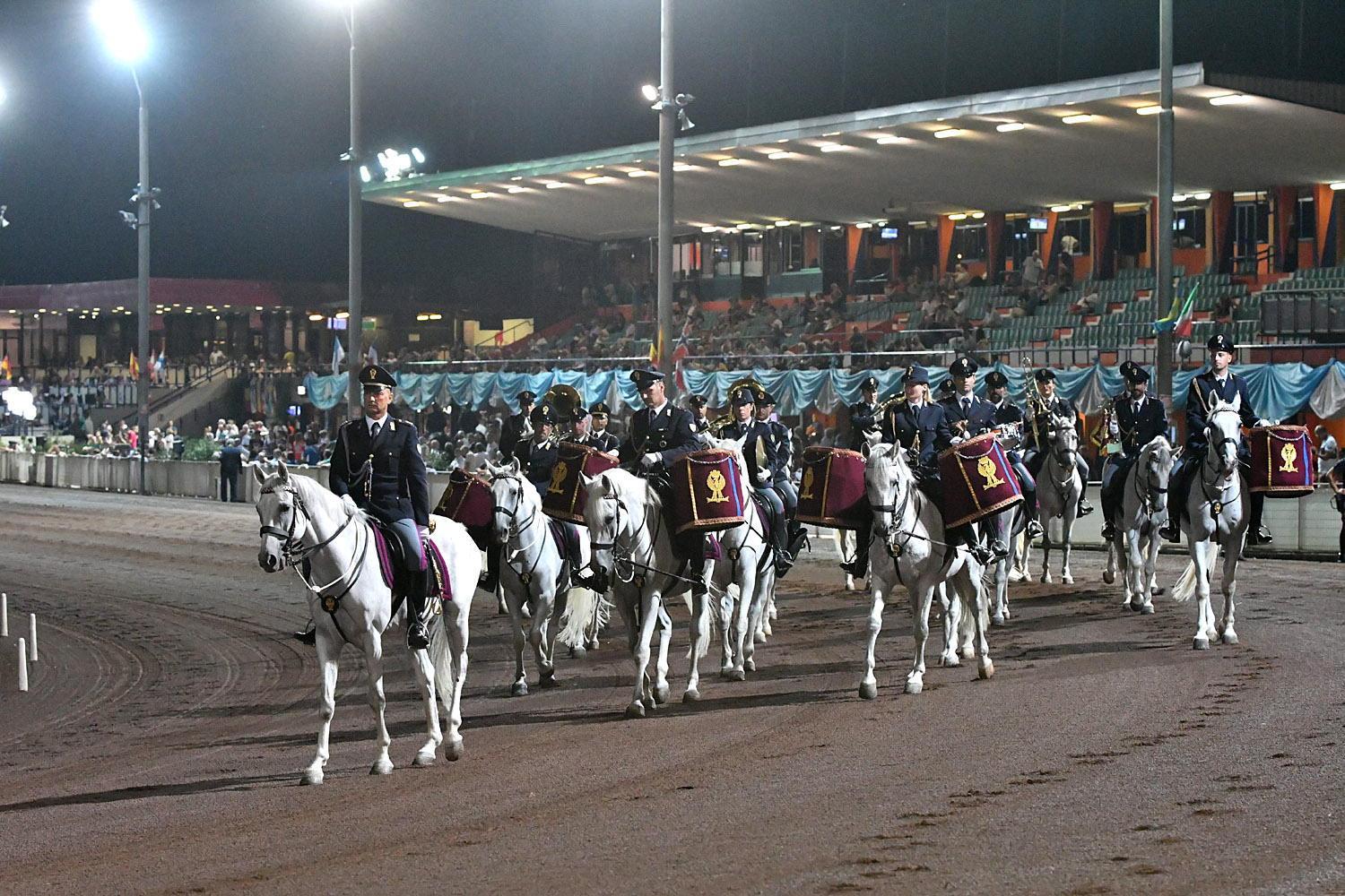 L'ingresso in pista della Fanfara a cavallo della Polizia di Stato (Foto Rosellini)