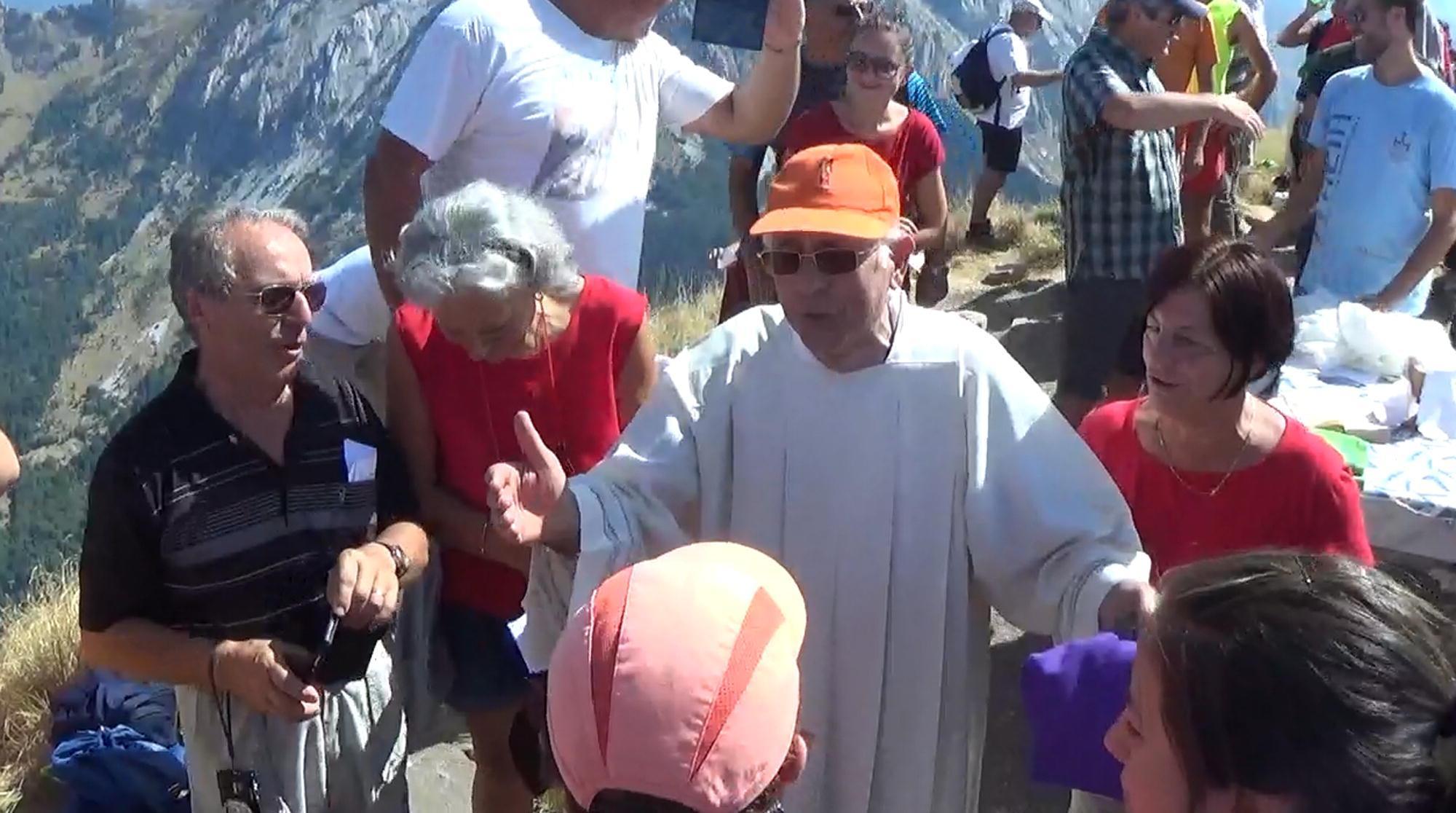 Don Piagentini intona Bella Ciao sul monte Sagro