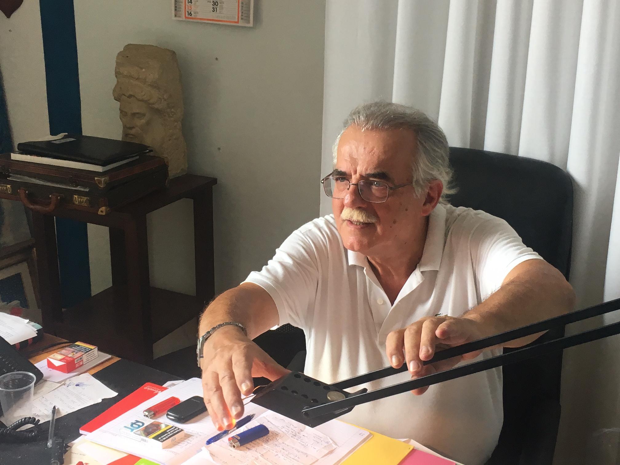Maurizio Papi nel suo ufficio da sindaco di Porto Azzurro