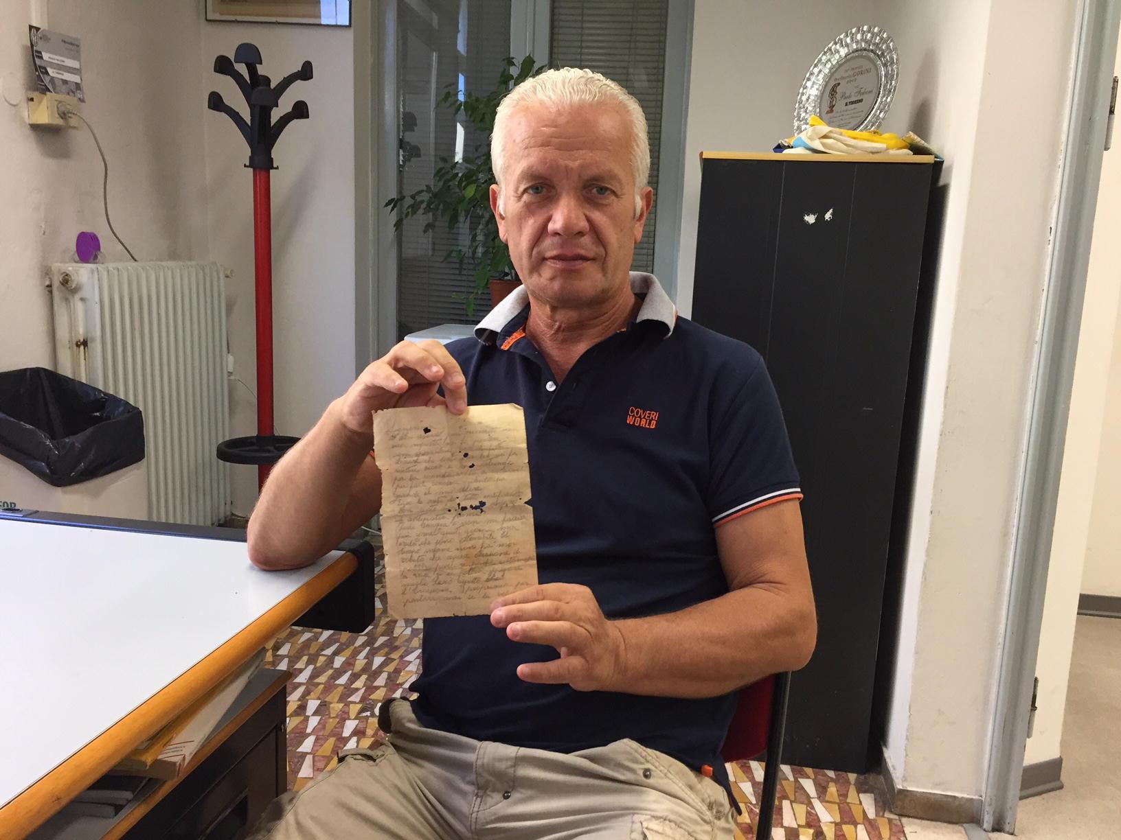 Moreno Piccinetti mostra la lettera del padre ritrovata dopo decenni