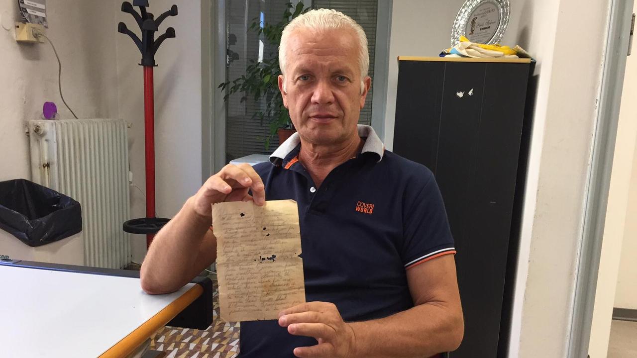 Moreno Piccinetti mostra la lettera del padre ritrovata dopo decenni