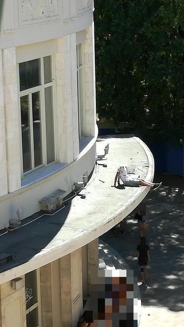 Ragazzino in bilico sulla tettoia dell'ex cinema Odeon, i residenti: «Vanno fermati» 