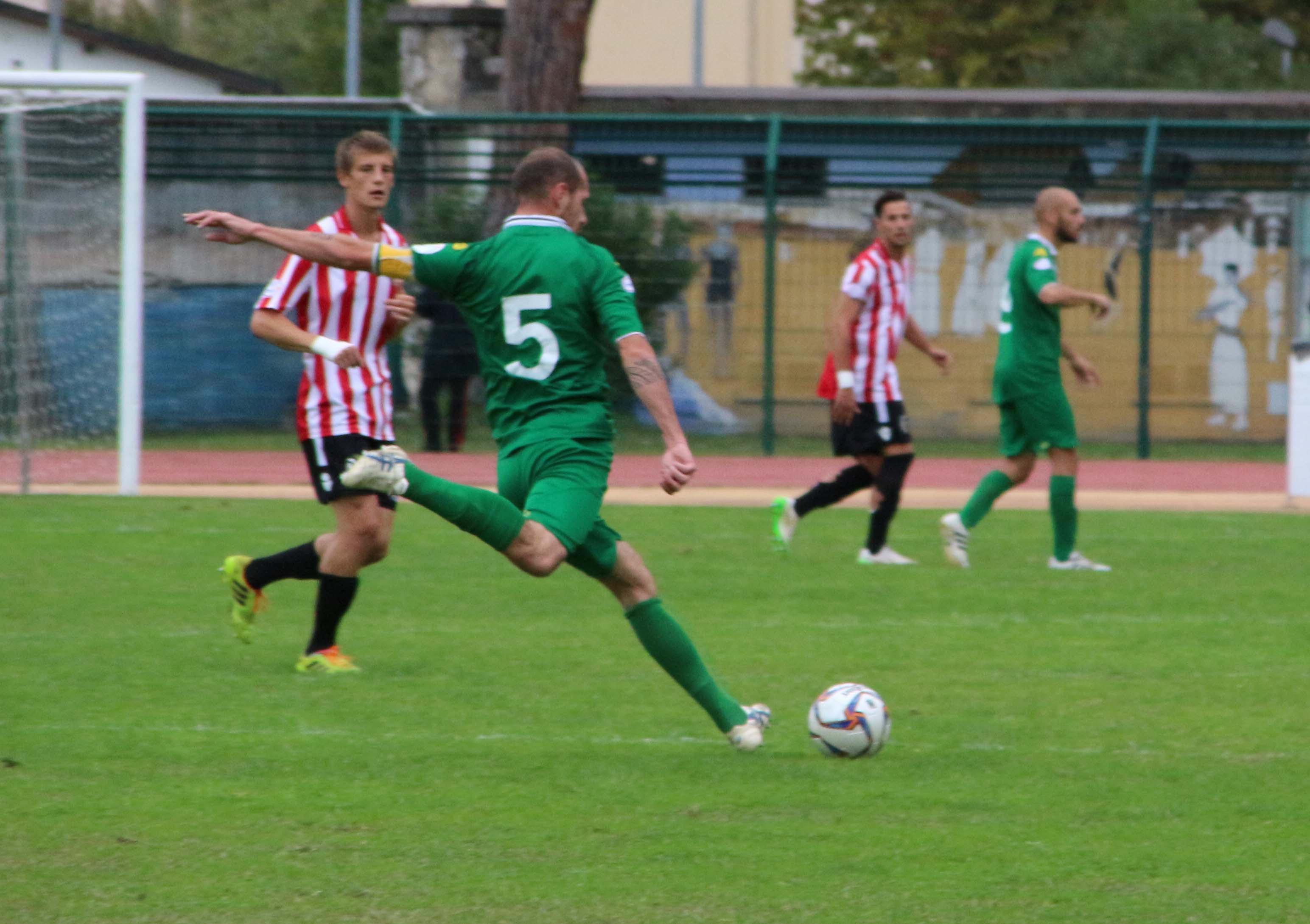 Nicholas Guidi al tiro in una partita con il Montemurlo (foto Ciurca)