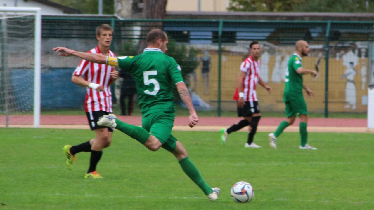 Nicholas Guidi al tiro in una partita con il Montemurlo (foto Ciurca)