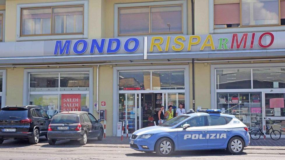 Botte a titolare e commesso dopo il furto: incastrati da una foto