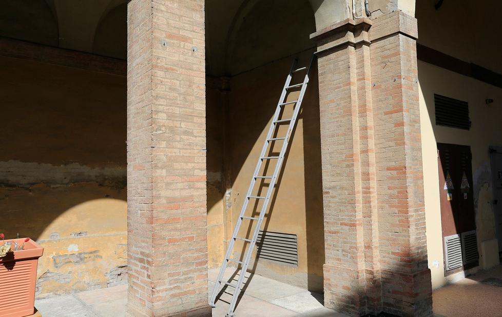 Modena, scavalca il muro, cade e si ferisce 