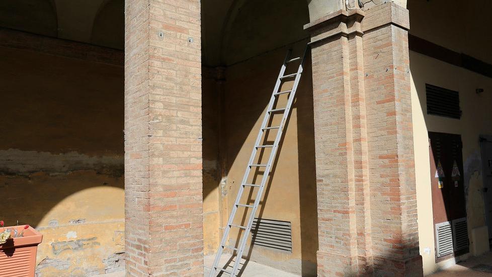 Modena, scavalca il muro, cade e si ferisce